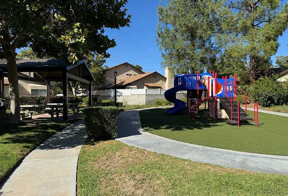 Play Area and Picnic Tables at Courtyards