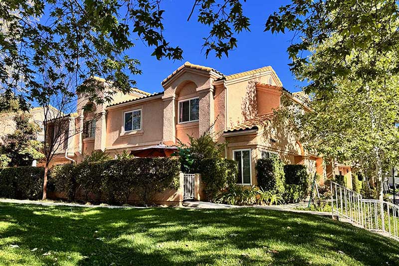 Corner Unit Townhome in Diamond Head Neighborhood of Stevenson Ranch