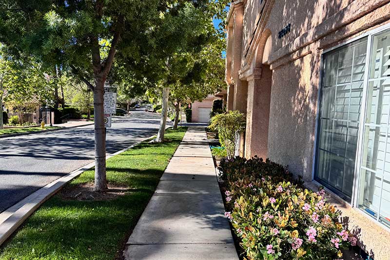 Well Maintained Sidewalk in Diamond Head