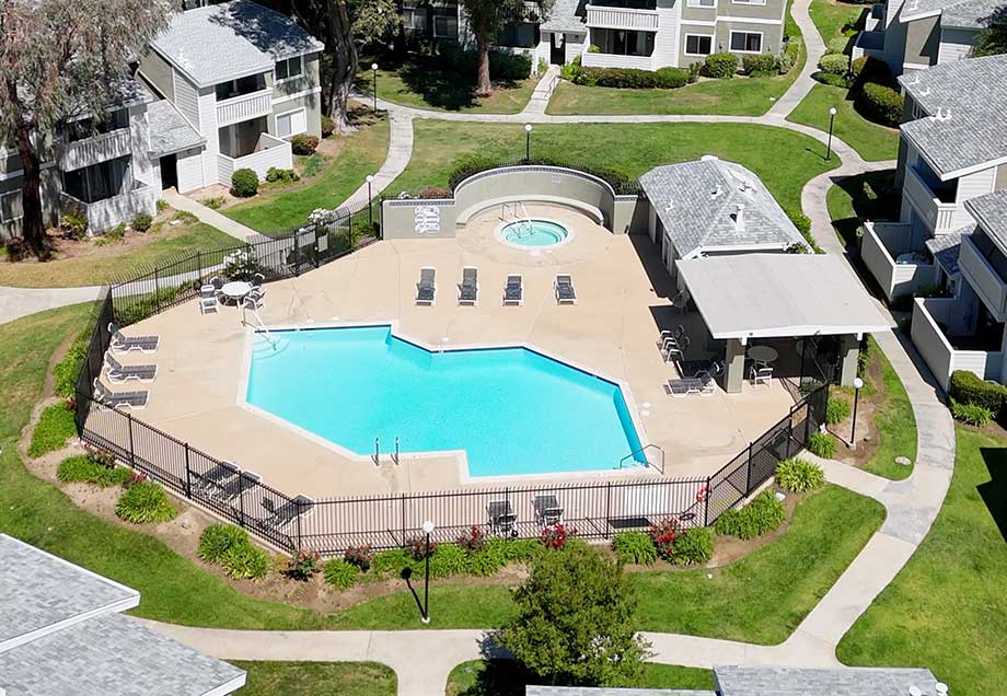 HOA Pool and Hot Tub in the New Horizon Condo Neighborhood